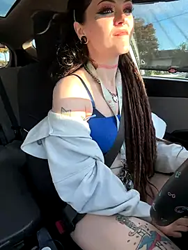 Snapshot of BlaizeyBBy chatting on 11.05.25 BlaizeyBBy online show from 11.05.25