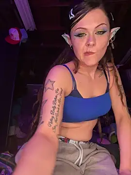 Snapshot of BlaizeyBBy chatting on 11.27.25 BlaizeyBBy online show from 11.27.25