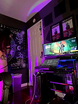 Snapshot of BlaizeyBBy chatting on 12.19.25 BlaizeyBBy online show from 12.19.25