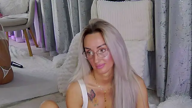 Snapshot of IsabelleEthan chatting on 03.02.26 IsabelleEthan online show from 03.02.26