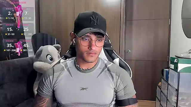 Snapshot of Alessandro_Vanni chatting on 10.28.25 Alessandro Vanni online show from 10.28.25