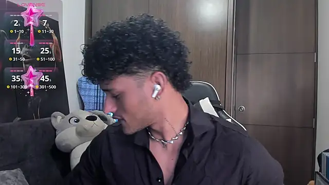 Snapshot of Alessandro_Vanni chatting on 10.31.25 Alessandro Vanni online show from 10.31.25