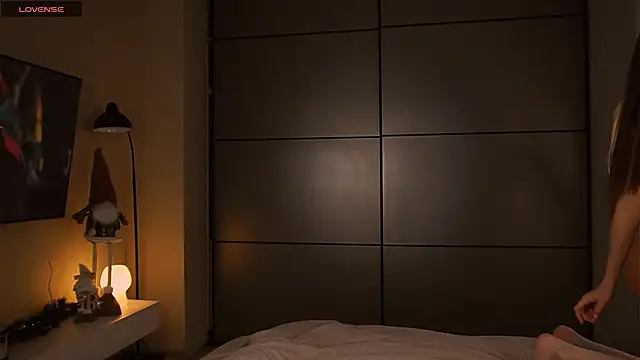 Snapshot of _Miss_Johansson_ chatting on 12.19.24 Miss Johansson online show from 12.19.24