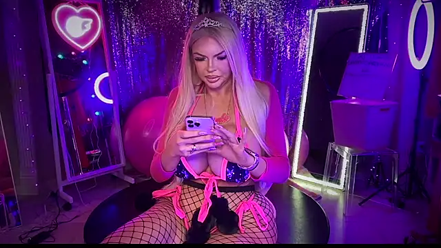 Snapshot of bimbotwerkqueen chatting on 02.08.25 bimbotwerkqueen online show from 02.08.25