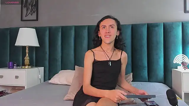 Snapshot of Karol_fenixx chatting on 02.13.25 Karol fenixx online show from 02.13.25