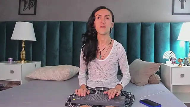 Snapshot of Karol_fenixx chatting on 02.17.25 Karol fenixx online show from 02.17.25