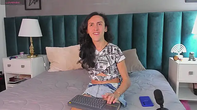 Snapshot of Karol_fenixx chatting on 02.25.25 Karol fenixx online show from 02.25.25