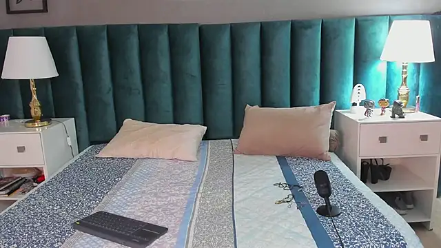 Snapshot of Karol_fenixx chatting on 03.18.25 Karol fenixx online show from 03.18.25