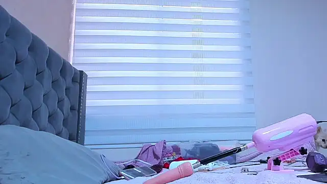 Imannejulienne online show from 03.06.26