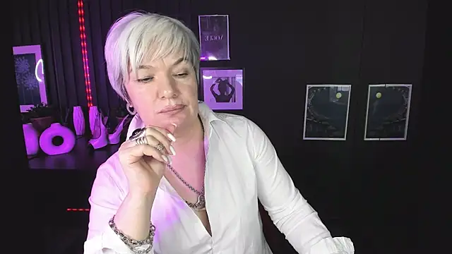 Snapshot of CarmenSoft chatting on 02.16.25 CarmenSoft online show from 02.16.25