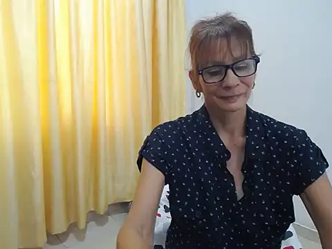 Snapshot of mommysexy16 chatting on 03.16.25 mommysexy16 online show from 03.16.25