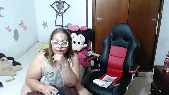 Britney-22 online show from 10.21.25