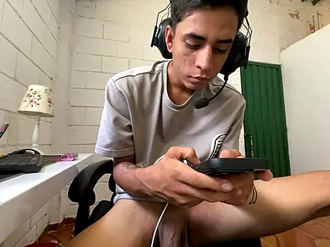 Max TheHorseDick online show from 11.26.25