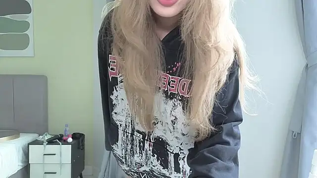 Snapshot of TammiLou chatting on 11.28.25 TammiLou online show from 11.28.25