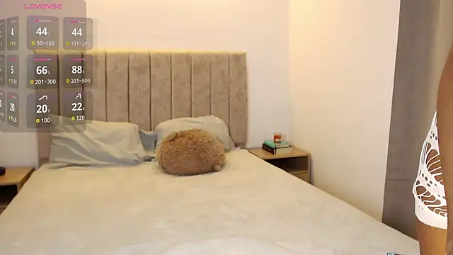 Snapshot of Maya_Lewis chatting on 10.20.25 Maya Lewis online show from 10.20.25