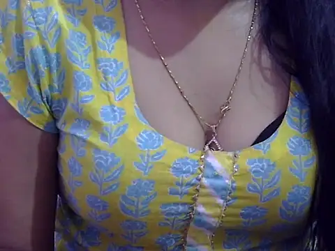 Snapshot of Your_wild_Dia chatting on 11.08.25 Your wild Dia online show from 11.08.25