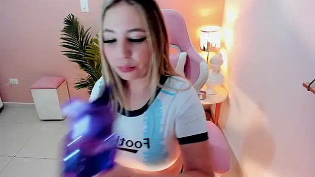 Snapshot of HannaMiller_1 chatting on 12.22.24 HannaMiller 1 online show from 12.22.24