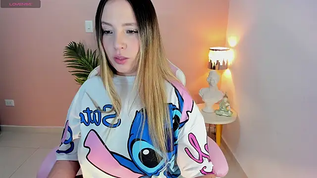 Snapshot of HannaMiller_1 chatting on 10.27.25 HannaMiller 1 online show from 10.27.25