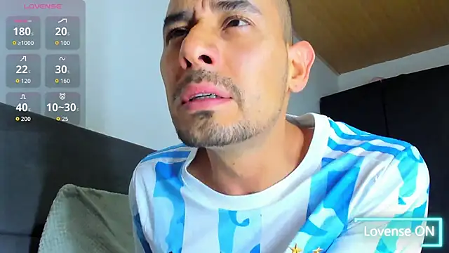 Snapshot of jhonyalzate2 chatting on 11.12.25 jhonyalzate2 online show from 11.12.25