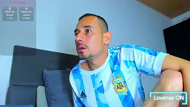 Snapshot of jhonyalzate2 chatting on 11.16.25 jhonyalzate2 online show from 11.16.25