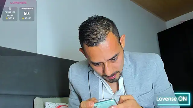 Snapshot of jhonyalzate2 chatting on 11.25.25 jhonyalzate2 online show from 11.25.25