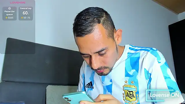 Snapshot of jhonyalzate2 chatting on 12.16.25 jhonyalzate2 online show from 12.16.25