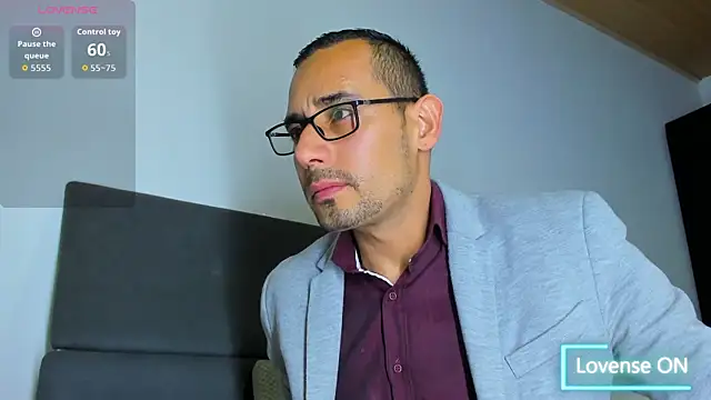 Snapshot of jhonyalzate2 chatting on 12.18.25 jhonyalzate2 online show from 12.18.25