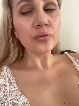 YourBlondee online show from 03.13.25