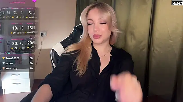 Snapshot of ariashaa chatting on 11.15.25 ariashaa online show from 11.15.25