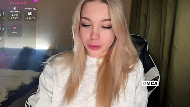 Snapshot of ariashaa chatting on 11.18.25 ariashaa online show from 11.18.25