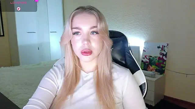 Snapshot of ariashaa chatting on 12.04.25 ariashaa online show from 12.04.25