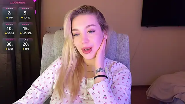 Snapshot of ariashaa chatting on 12.16.25 ariashaa online show from 12.16.25