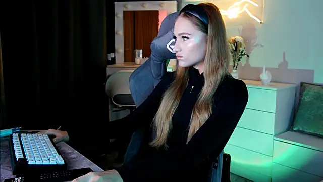 Snapshot of MrsTenderBeast chatting on 02.22.25 MrsTenderBeast online show from 02.22.25