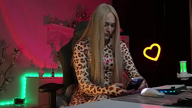 Snapshot of MrsTenderBeast chatting on 11.19.25 MrsTenderBeast online show from 11.19.25