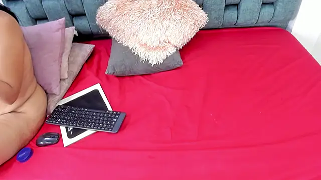 IsiisLovei online show from 12.20.25