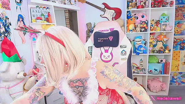 Snapshot of meda_kawaii_ chatting on 12.21.25 meda kawaii online show from 12.21.25