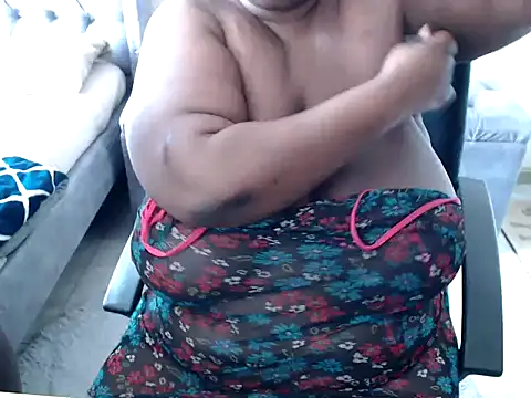 Snapshot of ebonybbwcouples chatting on 10.25.25 ebonybbwcouples online show from 10.25.25