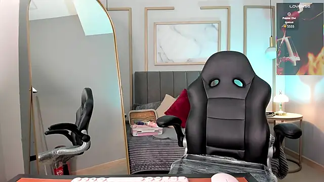 Snapshot of Holly_madison_ chatting on 02.25.26 Holly madison online show from 02.25.26