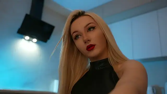 Snapshot of CatchMe1 chatting on 12.15.25 CatchMe1 online show from 12.15.25