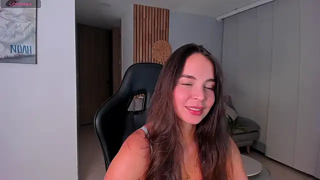 Snapshot of AnnieHallX chatting on 12.17.25 AnnieHallX online show from 12.17.25