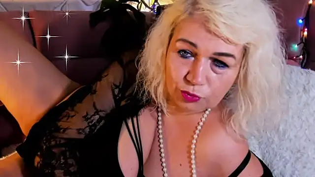 glamour kitten online show from 10.29.25