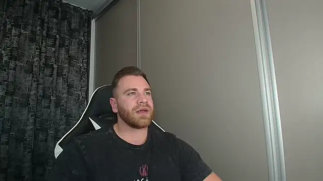 Snapshot of Thori92 chatting on 10.25.25 Thori92 online show from 10.25.25