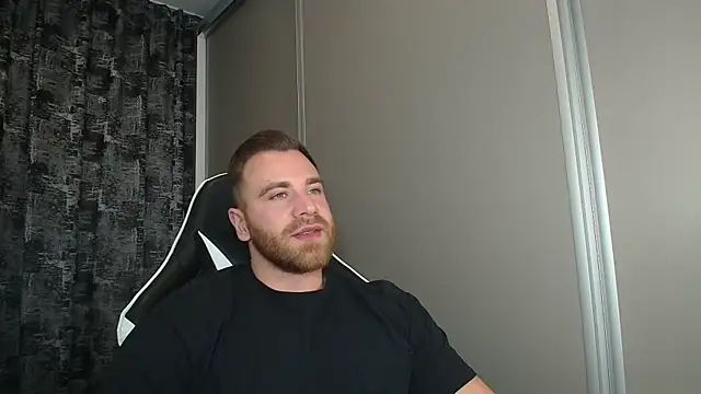 Snapshot of Thori92 chatting on 10.29.25 Thori92 online show from 10.29.25