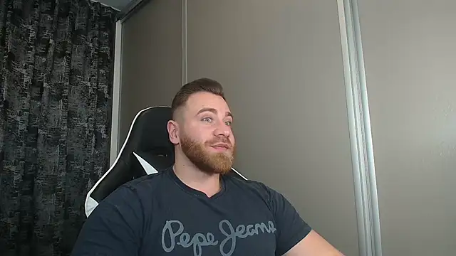 Snapshot of Thori92 chatting on 12.05.25 Thori92 online show from 12.05.25