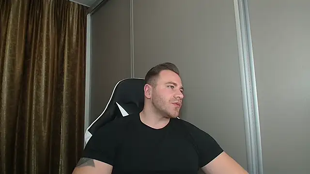 Snapshot of Thori92 chatting on 12.13.25 Thori92 online show from 12.13.25