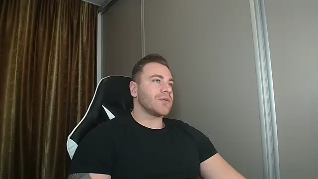 Snapshot of Thori92 chatting on 12.14.25 Thori92 online show from 12.14.25