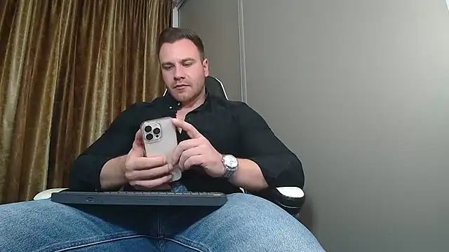 Snapshot of Thori92 chatting on 12.15.25 Thori92 online show from 12.15.25