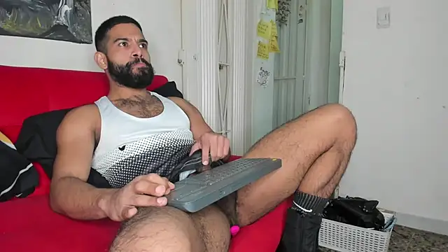 Snapshot of sweatyhairypig23 chatting on 01.11.26 sweatyhairypig23 online show from 01.11.26