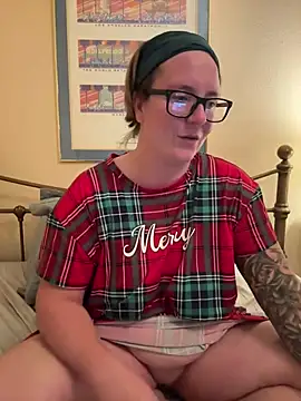 Snapshot of Lizzyloo chatting on 12.21.24 Lizzyloo online show from 12.21.24