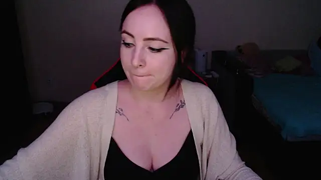 Snapshot of Laralianna chatting on 10.28.25 Laralianna online show from 10.28.25